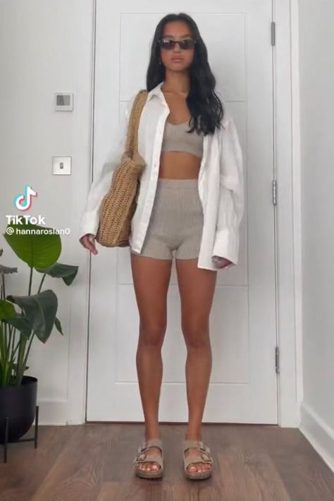 Minimal Athleisure Outfits, Casual Summer Lounge Outfits, Walking Holiday Outfits, Summer Outfits Caribbean, Comfy Hot Weather Outfits, Casual Hot Weather Outfits, Florida Trip Outfits, Bahamas Fits, Staycation Outfits