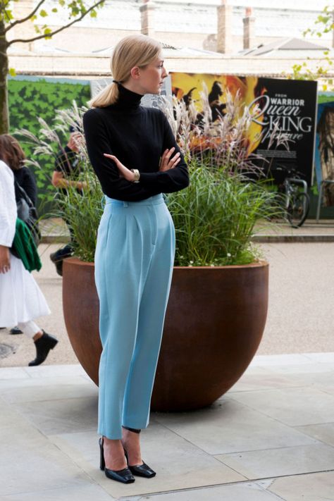 A pretty sky blue pant looks über-chic and refined when teamed with a black turtleneck and pumps. Blue Pants Outfit, Moda Do Momento, Black And White Outfit, London Fashion Week Street Style, London Fashion Weeks, La Fashion Week, Blue Trousers, Stil Inspiration, London Street Style