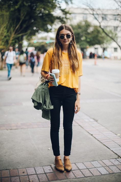 Street Style Inspiration at SXSW | Free People Blog #freepeople Hippie Mode, Boho Mode, Mode Tips, Seoul Fashion, Blazer Outfit, Comfy Chic, Looks Street Style, Street Style Inspiration, Mode Inspo