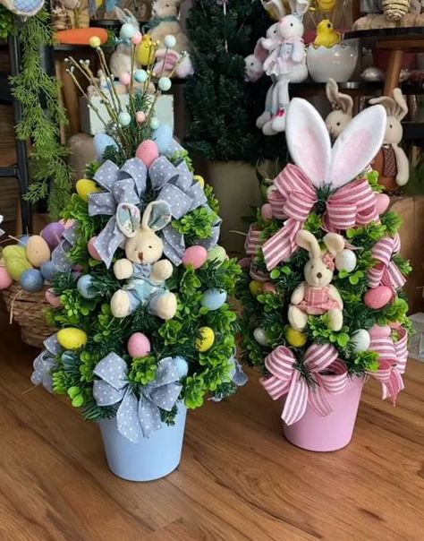 DIY Easter Decorations Which Are So Easy And Super Adorable - RecipeMagik Easter Floral Decorations, Easter Inspiration Decor, Unique Easter Baskets, Easter Flower Arrangements, Easter Wreath Diy, Easter Hunt, Easter Presents, Easter Craft Decorations, Easter Tree Decorations