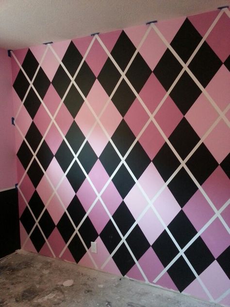 Argyle room.  Monster high pink & black Pink And Black Striped Wall, Black And Pink Painted Walls, Pink And Black Closet, Wall Painting Ideas Pink, Pink And Black Walls, Plants Ideas Indoor, Argyle Wall, Hanging Plants Ideas, Bedroom Paint Design