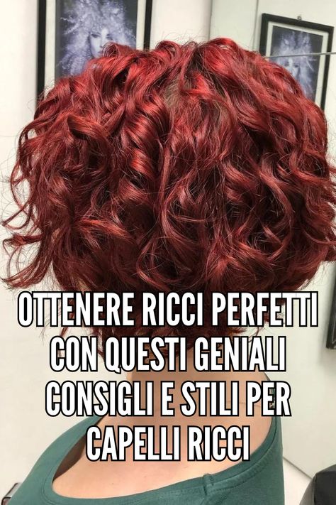 Il bob riccio stratificato è una versione giocosa ed espressiva del classico bob. Per ravvivare questo acconciatura corta e ricciaSuggerisco di creare dei ricci sciolti avvolgendo delle ciocche larghe e spesse di capelli intorno al ferro arricciacapelli.  // Credito fotografico su Instagram @capelli_curvi_londra Bob Riccio, Beautiful World, Hair Styles, Hair, Beauty, Instagram