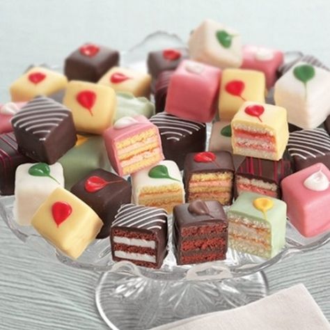 Petit Four Recipes, Kek Lapis, Resepi Biskut, حلويات صحية, Types Of Cakes, Fancy Desserts, Cupcake Cake, Cute Desserts, Mini Desserts