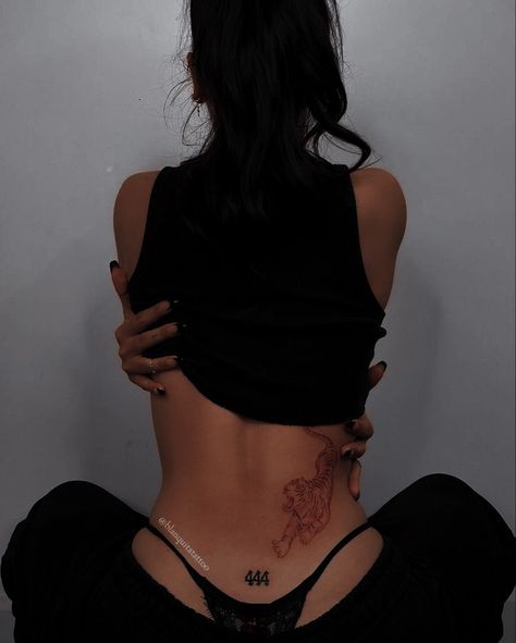 Tattoos Geometric, Red Ink Tattoos, Pretty Tattoos For Women, Stylist Tattoos, Cute Tattoos For Women, Classy Tattoos, Back Tattoo Women, Discreet Tattoos, Spine Tattoos