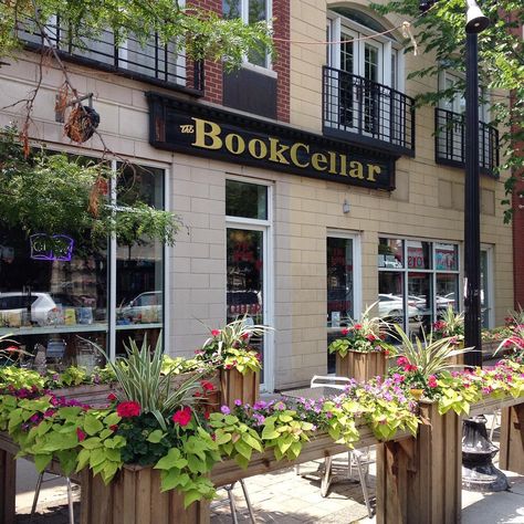 7 independent Chicago bookstores to visit next time you're in the Windy City. Chicago Bookstores, Chicago Buildings, Chicago Aesthetic, Usa Bucket List, Bookstore Cafe, Book Cafe, Chicago Travel, The Windy City, Book Worm