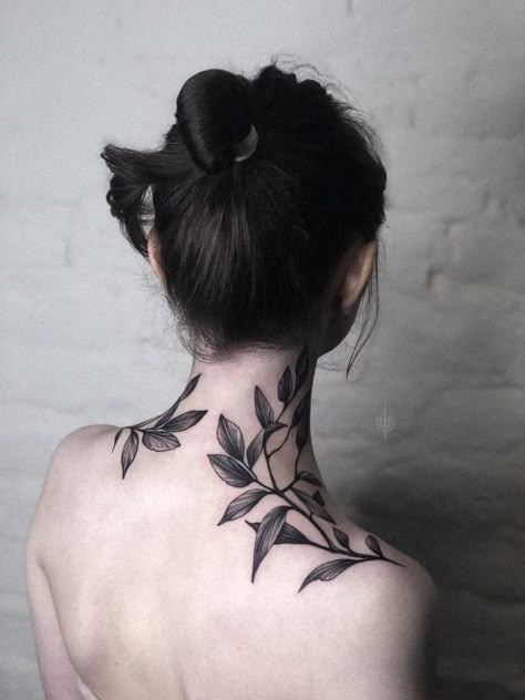 Back Neck Tattoo, Tato Maori, Throat Tattoo, Neck Tattoos Women, Plant Tattoo, Shoulder Tattoos For Women, Botanical Tattoo, Nature Tattoos, Feminine Tattoos