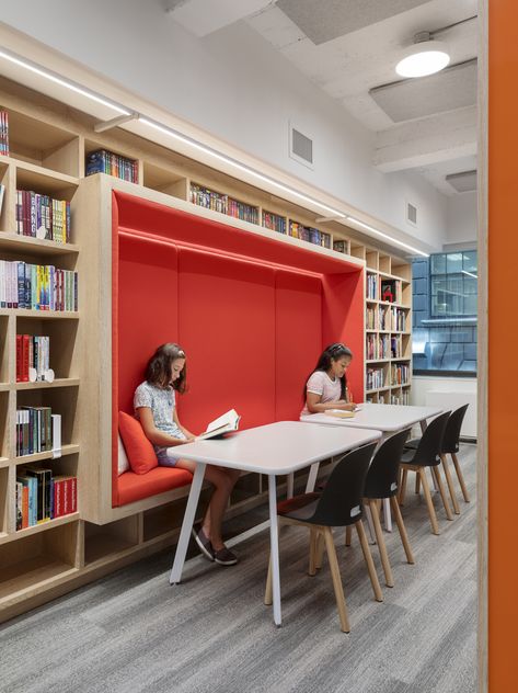 Blue School / Rockwell Group - 11 Photo by Albert Vecerka/Esto Bookstore Design, Rockwell Group, School Library Design, School Interior, Interior Design School, Library Furniture, Kids Library, Interior Wall Design, Design School