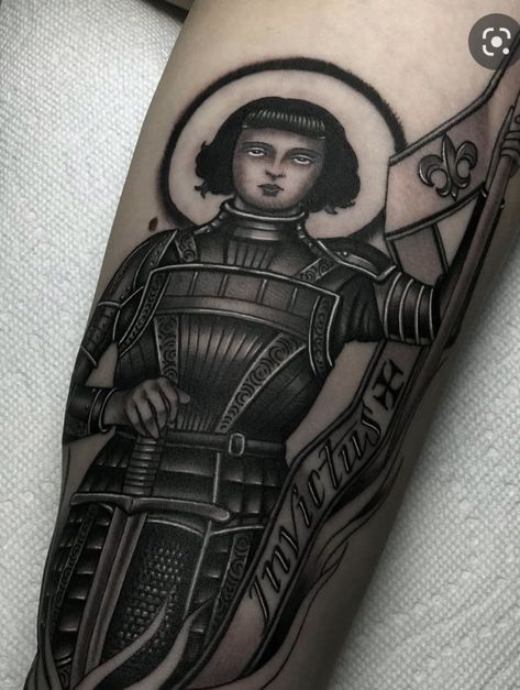 St. Joan of Arc badass tattoo men’s Historical Tattoos, Saint Tattoo, Crow Tattoo Design, Bible Tattoos, Tatoo Inspiration, Funky Tattoos, Jeanne D'arc, Religious Tattoos, Banner Flag