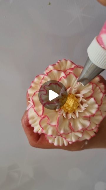 Cakes With Piping, How To Make Floral Cupcakes, What Piping Tips To Use For Flowers, Pull Apart Flower Cupcakes, Easy Cake Flowers, Floral Decorated Cupcakes, Wilton Tips For Flowers, Floral Piping Tips, Cupcakes Flower Decoration