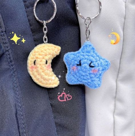 How To Crochet A Whale, Crochet Amigurumi Accessories, Crochet Cute Gifts, Amigurumi Star Free Pattern, Crochet Moon Keychain, Easy Keychain Crochet, Star Keychain Crochet, Chroceting Aesthetic, Star And Moon Crochet