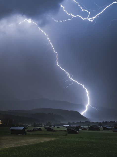 Storm Lightning, Lightning Storms, Lightning Photography, Night Landscape Photography, Rain And Thunderstorms, Rainy Sky, Storm Chasing, Storm Photography, Thunder And Lightning