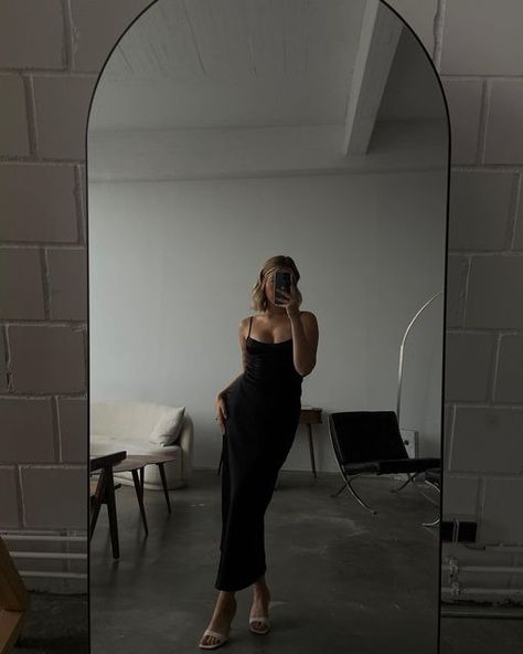 S A R A H on Instagram: "Mirror selfies will never get old 🫶🏼" Big Mirror Pics, Mirror Selfie Full Body Poses, Mirror Selfie Background, Mirror Selfie Instagram, Outfit Poses, Long Mirror, Artist Loft, Big Mirror, Selfie Mirror