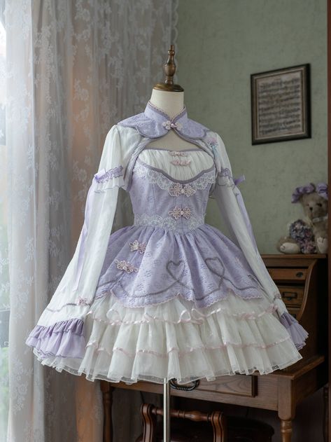 This price includes a JSK, a bolero and a pair of hairropes.  Purple knot buttons basque waist JSK, ruffle skirt with big bow at back, wearing with long bell sleeves bolero, a set of elegant Qi lolita dress.  JSK:   	 		 			Size 			S 			M 			L 			XL 		 		 			Bust 			80-90 			84-94 			88-98 			92-102 		 		 			Waist 			65-76 			69-80 			73-84 			77-88 		 		 			Full Length 			84 			86 			88 			90 		 		 			Hem Circumference 			235 			235 			235 			235 		 	     Bolero:   	 		 			Size 			S 			M 			L White And Lavender Dress, Cute Dresses Purple, Purple Bow Hairstyle, Kawaii Parasol, Yume Kawaii Outfit, Playful Purple Outfit, Ballerina Inspired Outfit, Bolero Outfits, Cute Purple Outfits