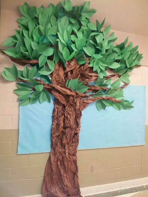 Tree I made out of construction paper and brown bulletin paper. Its very tall. It came out beautiful. Paper Tree Classroom, Forest Classroom, Classroom Tree, Deco Jungle, Green Tablecloth, 3d Tree, Fake Trees, School Displays, Diy Tree