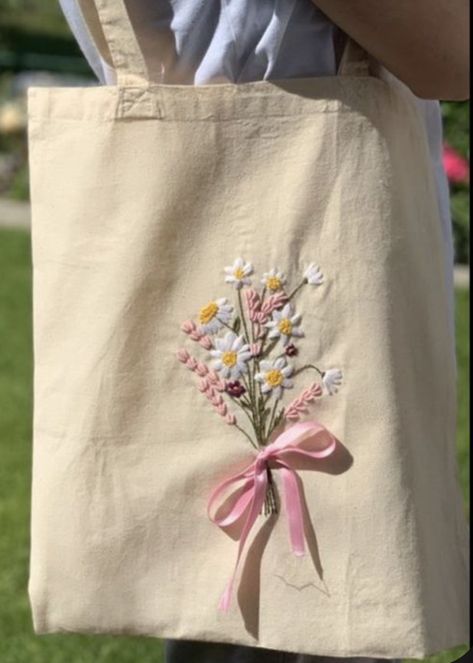 Beg Sulaman Benang, Embroidery On Purse, Tote Embroidery Bag, Embroidery Designs On Tote Bags, Hand Embroidered Bag, Tote Bag Embroidery Design, Embroidery Tote Bag Design, Bag Embroidery Ideas, Bag Decorating Ideas