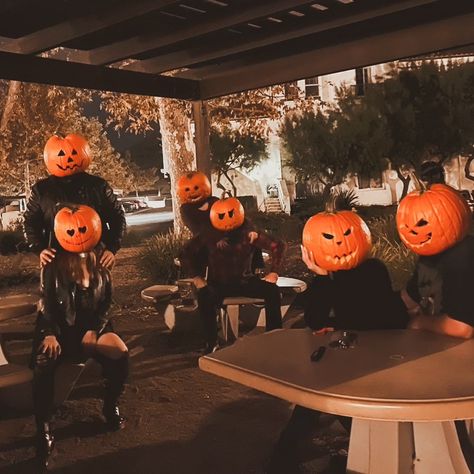 Pumpkin Head Group Photo Ideas Funny Group Photoshoot, Group Pumpkin Head Photoshoot, Pumpkin Head Group Photoshoot, Group Halloween Pictures, Halloween Group Photos, Fall Photoshoot Friends Group, Halloween Group Photoshoot, Pumpkin Photoshoot Friends, Group Halloween Photoshoot