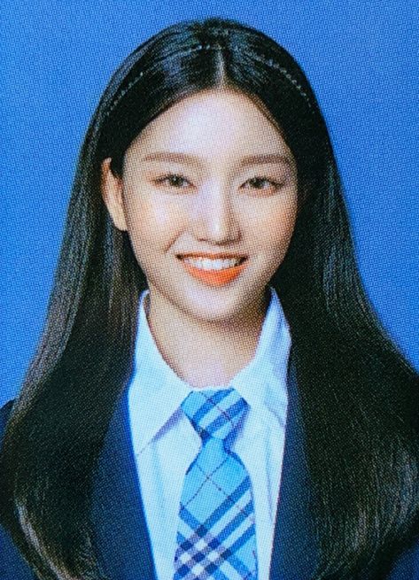 Loona Gowon, Gowon Loona, Id Photo, Olivia Hye, Seasons Greetings, Cute Woman, Kpop Girl Groups, K Idols, South Korean Girls