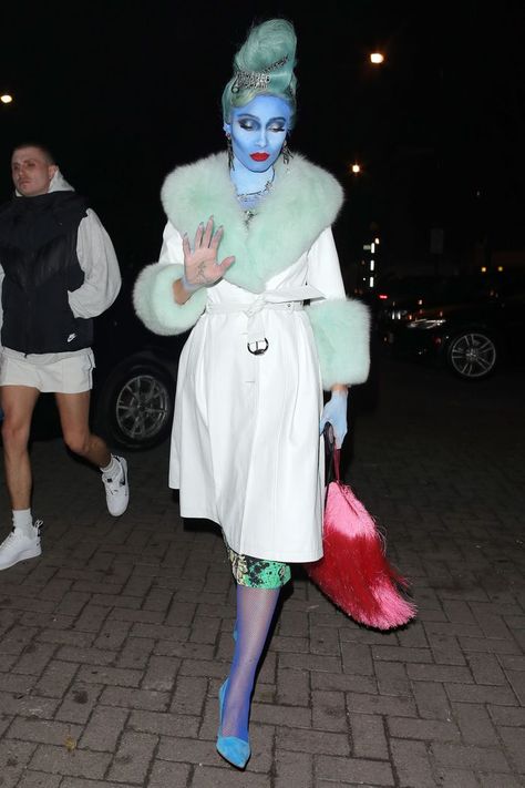 Adwoa Aboah Halloween costume inspo Fun Diy Costumes For Women, Fashion Designer Halloween Costume, Fabulous Halloween Costumes, Midge Halloween Costume, Flashy Halloween Costumes, Bold Halloween Costumes, Woman Princess Costume, Surreal Halloween Costume, Vintage Costumes Ideas