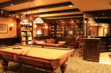 English pub style basement. Love the bar, game room, library mix. | http://waterfront-properties.com Pub Style Basement, English Pub Decor, Library Bar, Pub Interior, English Pub, Basement Bar Designs, Pub Design, Home Pub, Pub Decor