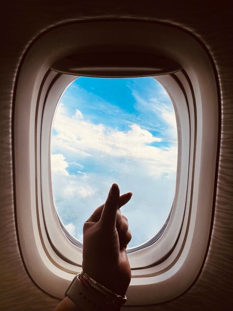 Aeroplane Selfies, Photo Ideas In Plane, Aesthetic Aeroplane Pictures, Poses For Airport, Solo Travel Aesthetic Airport, Travel Picture Ideas Airport, Airplane Picture Ideas, Travel Pics For Vision Board, Travel Selfie Ideas