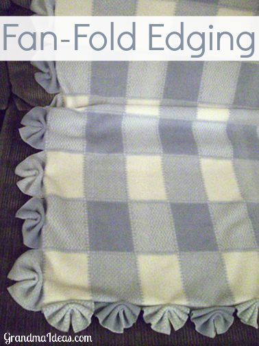 This fan-fold edging is an extremely easy way to finish off a blanket's edging. Fleece Blanket Edging, Fleece Projects, Crochet Blanket Edging, No Sew Fleece Blanket, No Sew Blankets, Detail Couture, Diy Baby Blanket, Tie Blankets, Sewing Fleece