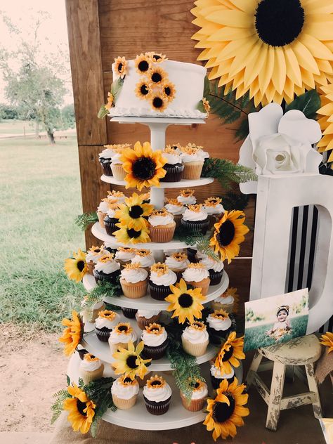 Sunflower themed birthday party 🌻 Sunflowers Party Decorations, Sunflower 21st Birthday Party, Sunflower Western Party, Sunflower Sweet 16 Party Ideas, Sunflower First Birthday Party, Sunflower And Cow Birthday Party, 1st Birthday Sunflower Theme, Sun Flower Birthday Theme, Sunflower Centerpieces Birthday