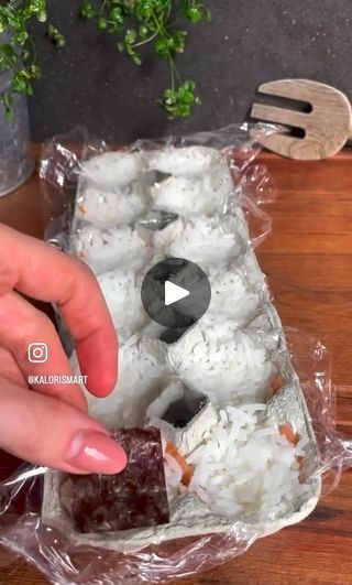 I literally cannot get enough of doing sushi like this! You can mix and match so much and have soooo much fun with it and my kids love it too which is a... | By Rhian AllenFacebook Sushi Salmon Bake, Lunch Bites, Sushi Cups, Sushi For Kids, Salmon Bake, Sushi Salmon, Bulk Cooking, Sushi Lunch, Asian Dinner Recipes