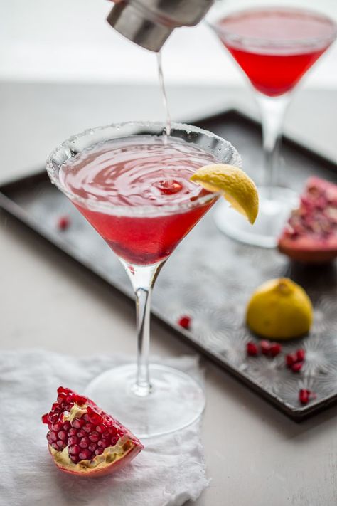 Can't wait to try this Pomegranate Lemon Drop Martini! Luttrellstown Castle, Lemon Drop Cocktail, Valentine's Dinner, Blackberry Wine, Lemon Cocktail, Lemon Drop Martini, Festive Cocktails, Martini Recipes, Winter Drinks