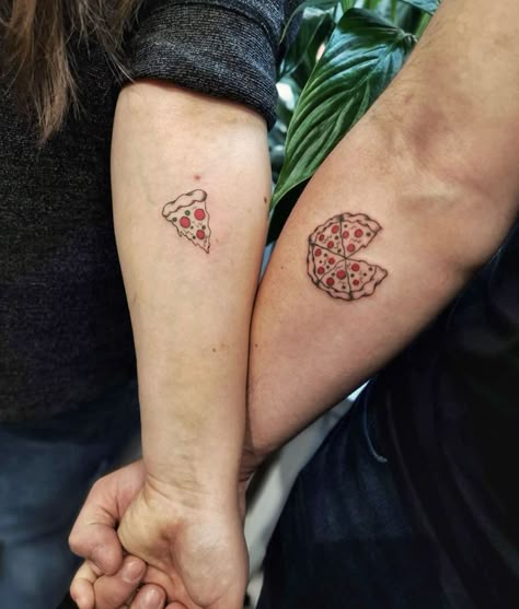 Matching Pizza Tattoos Couple Tat, Pizza Couple Tattoo, Couples Simple Tattoos, Pookie Tattoo, Matching Pizza Tattoos, Set Tattoo Couple, Small Pizza Tattoo, Tattoo Love Couple, Pizza Tattoo Design