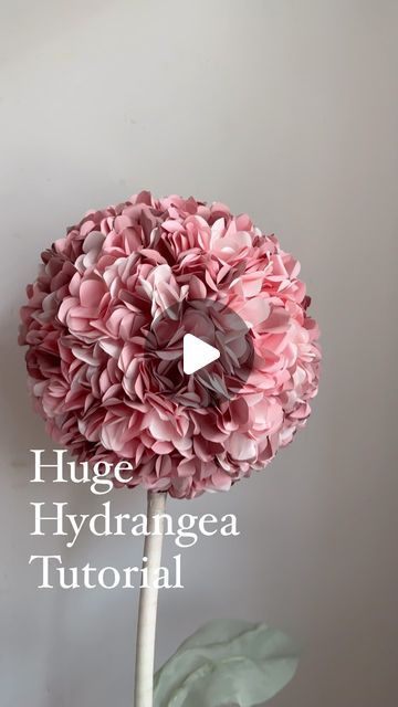 Diy Huge Flowers, Paper Hydrangea Diy, Foam Flowers How To Make, Diy Hydrangea, Paper Hydrangea, Giant Paper Flower Tutorial, Paper Flower Ball, Mini Gifts, Flower Balls