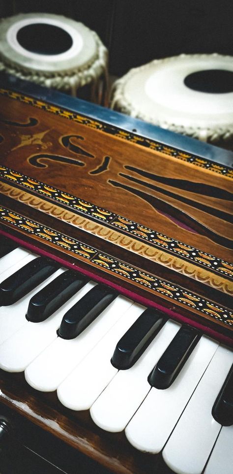 Classical Instruments Aesthetic, Harmonium Aesthetic, Indian Musical Instruments, Diwali Poster, Cute Home Screen Wallpaper, Desi Aesthetics, Cute Home Screens, Indian Classical Music, Classical Musicians