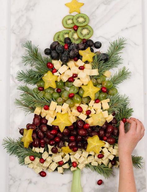 Christmas tree platter made from fruit and cheese Cheese And Fruit Tray, Fruit And Cheese Display, Wreath Charcuterie, Sweet Boards, Char Board, Christmas Charcuterie Board Ideas, Charcuterie Christmas, Christmas Tree Platter, Tree Charcuterie