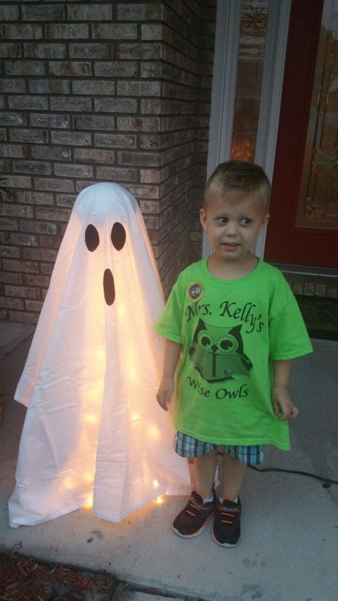 How to Make a Ghost Light For Your Front Porch 20 Light Up Ghost, Diy Ghost Decoration, Diy Halloween Ghosts, Diy Ghost, Deco Halloween, Halloween Diy Outdoor, Halloween Outside, Halloween Ghost Decorations, Ghost Diy