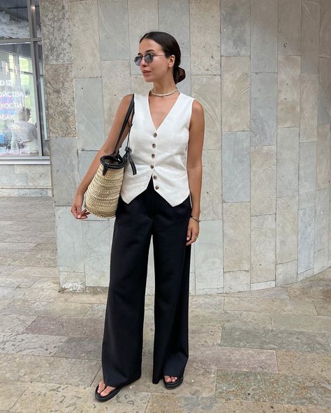 White Vest Outfits For Women, Waist Coat Outfit Women, Waist Coat For Women, Waistcoat Outfit Women, Vest Top Outfits, How To Style A Vest, White Vest Outfit, Vest Street Style, Black Vest Outfit