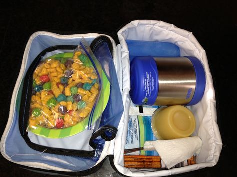 Another idea for school lunch. If your kids are a bit picky or just want to change things up for them and give them a special treat for lunch, cereal never lets them down.  Pack a bowl with the cereal serving in a sandwich bag and store in bowl. Keep the milk cold inside a Thermos container. Don't forget a spoon! :) How To Pack Cereal And Milk For Lunch, Idea For School, Thermos Lunch, Kids Thermos, Cold Lunch, Kid Foods, Picky Kids, Packed Lunches, Cold Lunches