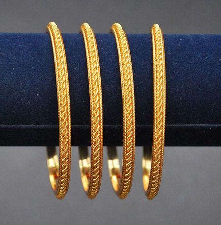 Here are the 9 best 4 gram gold bangles in India. The gold bangles in 4 grams designs are the best choice for all because they are simple yet stylish. Simple Gold Bangle, Plain Gold Bangles, Gold Bangles Indian, Gold Bangles For Women, Diamond Bracelet Design, Gold Bangle Set, Jewelry Advice, Bracelets Design, Jewelry Bracelets Gold