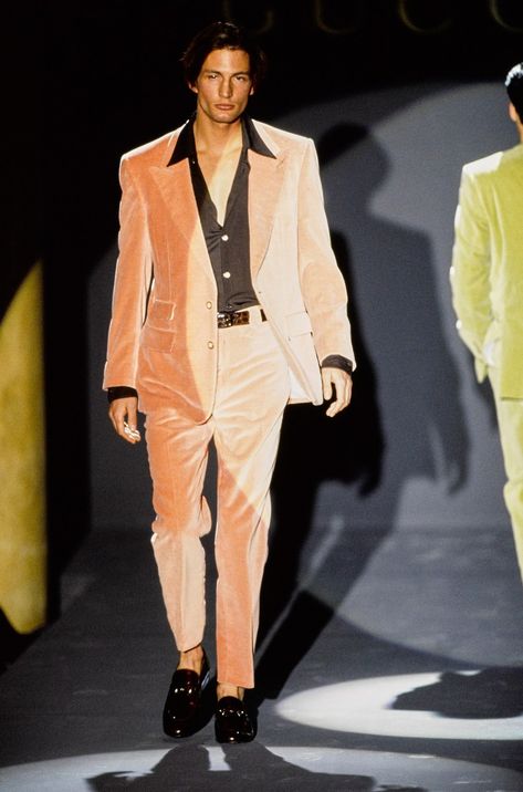 Gucci Fall 1995 Ready-to-Wear collection, runway looks, beauty, models, and reviews. 80s Suits Men, 80s Suit, Bday Dress, Expensive Fashion, Tom Ford Gucci, Suit Styles, Gucci Suit, Blue Wolf, James Cameron