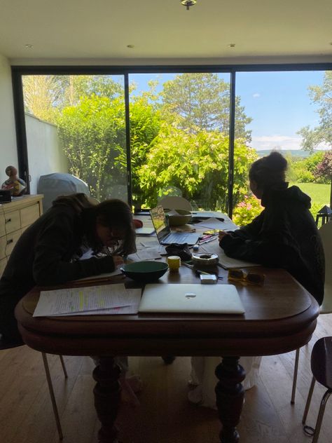 vintage table girls studying university nature Student House Aesthetic, Period Motivation, Uni Apartment, Nature Interior Design, Uni House, Romanticized Life, Table Aesthetic, Student Exam, Travel Camper