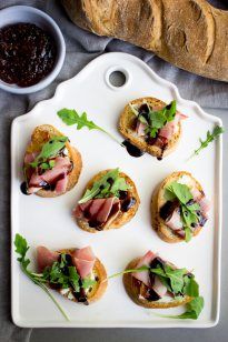 Crostini with Fig, Brie & Prosciutto Prosciutto Crostini, Fig Prosciutto, Prosciutto Appetizer, Holiday Party Appetizers, Crostini Appetizers, Festive Appetizers, Quick And Easy Appetizers, Italian Appetizers, Dinner Guests