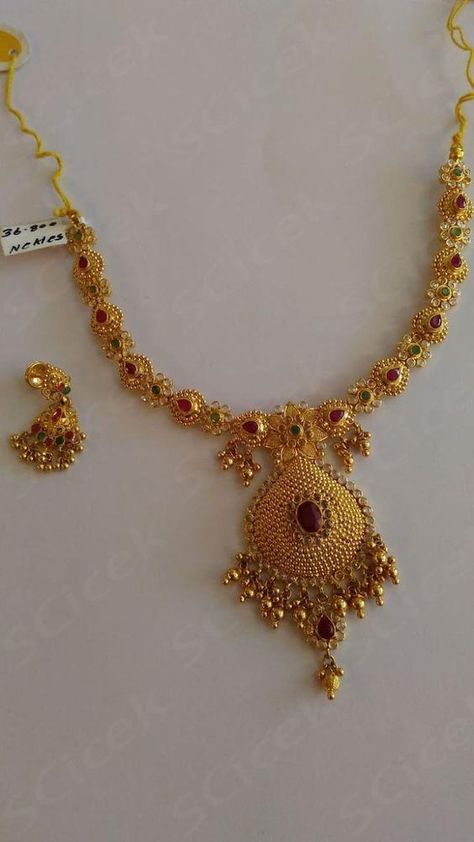 Popular Fashion Designers Gold Necklace Bridal Jewellery Design Simple Gold Necklace Designs In 20 Grams, 20 Grams Gold Necklace Designs, 20grams Gold Necklace Designs, Gold Necklace Bridal, Simple Necklaces, Simple Jewellery, Pretty Jewelry Necklaces, Bridal Jewellery Design, Gold Bridal Jewellery Sets