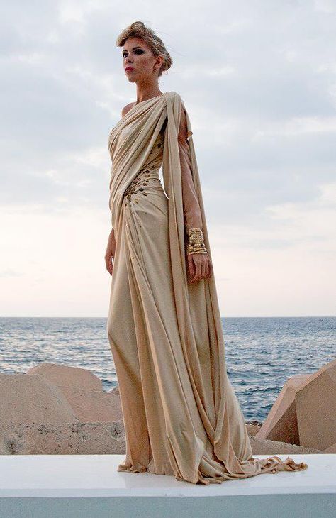 Roman Goddess Dress, Ancient Greek Dress Goddesses, Greek Fashion Ancient, Roman Women Dress, Ancient Greek Fashion, Greek Inspired Fashion, Roman Style Dresses, Ancient Roman Clothing, Roman Dress