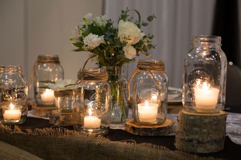 Sencillo y elegante Centrepiece Ideas, Fall Barn Wedding, Mason Jar Candle Holders, Fall Mason Jars, Rustic Wedding Decorations, Rustic Mason Jars, Fall Wedding Centerpieces, Rustic Fall Wedding, Candle Table