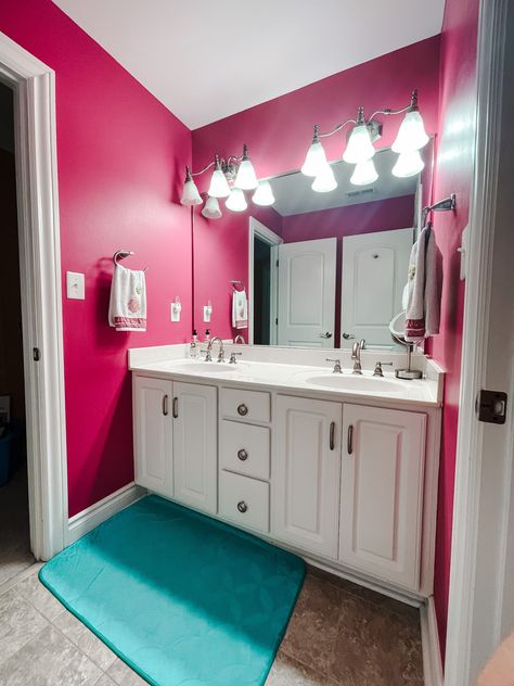 Bright Pink Bathroom, Magenta Bathroom, Dark Pink Bathroom, Bright Bathroom Paint Colors, Eloise Bedroom, Bright Bathroom Colors, Hot Pink Bathroom, Kids Bathroom Ideas Shared, Pink Tub