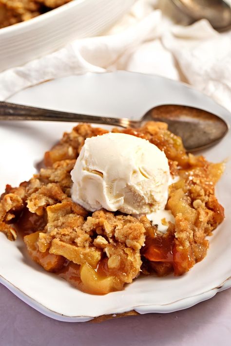 Need to use up some apples? Try this easy apple crumble recipe! Between the tender apples and a sweet buttery topping, it tastes like fall in a bowl. Best Apple Crumble Recipe, Custard Cakes, Apple Crisp Without Oats, Slow Cooker Apple Crisp, Apple Brown Betty, Easy Apple Crumble, Vegan Apple Crisp, Crockpot Candy, Easy Apple Crisp Recipe