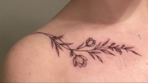 #tattoo #tulips #aesthetic #ink #simple #fineline Tulip Tattoo Collar Bone, Tulip Vine Tattoo, Tulip Collar Bone Tattoo, Tulip Sternum Tattoo, Simple Tulip Tattoo, Tulips Tattoo, Tattoo Tulip, Tulips Aesthetic, Collarbone Tattoo