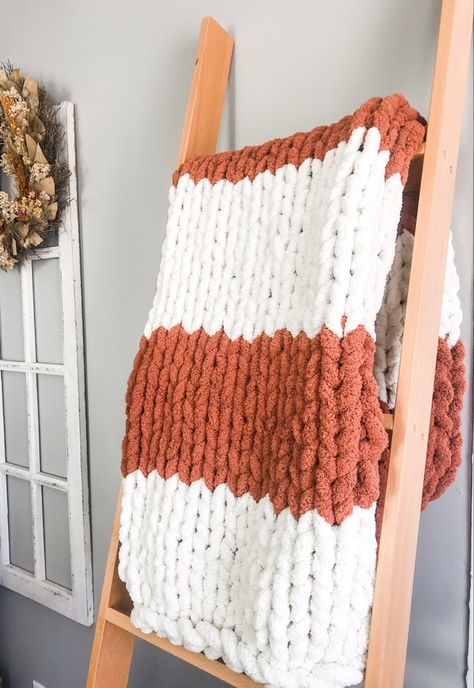 Chunky Throw Blanket, Chunky Blanket Diy, Chunky Blanket Pattern, Chunky Knit Blanket Pattern, Blankets Diy, Chunky Yarn Blanket, Finger Knitting Projects, Diy Knit Blanket, Hand Knitting Diy