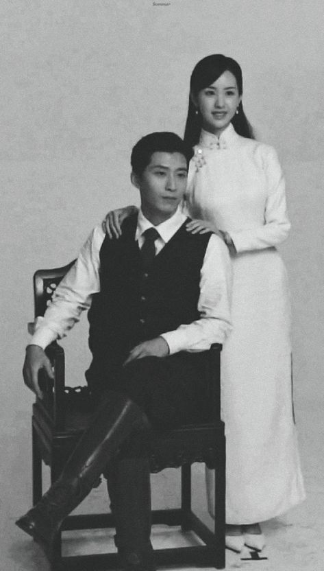 China Couple, Chinese Wedding Photos, Romantic Comics, Korean Wedding, Retro Photography, Photographs Ideas, Gray Aesthetic, Chinese Wedding, Chengdu