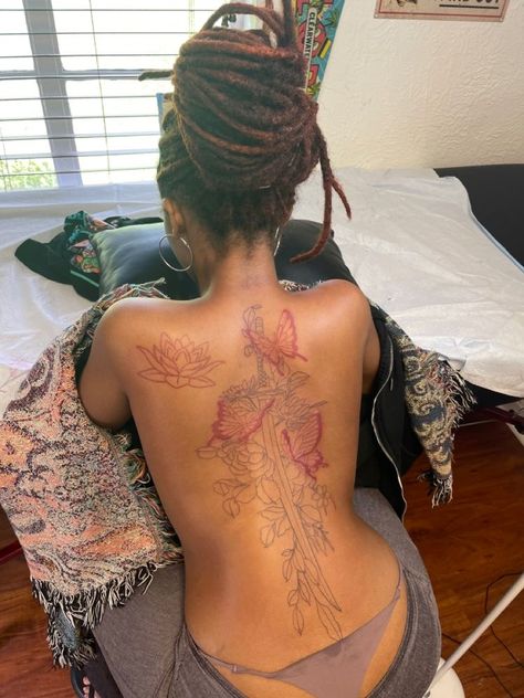 Girl Spine Tattoos, Back Tattoo Women Spine, Back Tattoos Spine, Feminine Back Tattoos, Spinal Tattoo, Flower Spine Tattoos, 16 Tattoo, Bauch Tattoos, Girl Back Tattoos