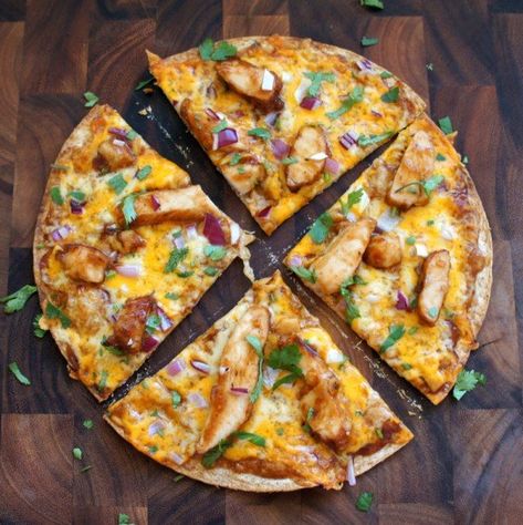 BBQ Chicken Tortilla Pizza Pizza Substitute, Bbq Chicken Tortilla, Chicken Tortilla Pizza, Zucchini Crust, Tortilla Pizzas, Pizza Tortilla, Pizza Vegetariana, Student Style, Oven Pizza