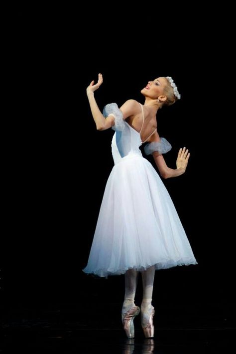 Alina Somova Ballet Attitude, La Sylphide, Ballet Pictures, Ballet Beauty, Ballet Poses, Ballet Inspiration, The Ballerina, Dance Like No One Is Watching, 파티 드레스